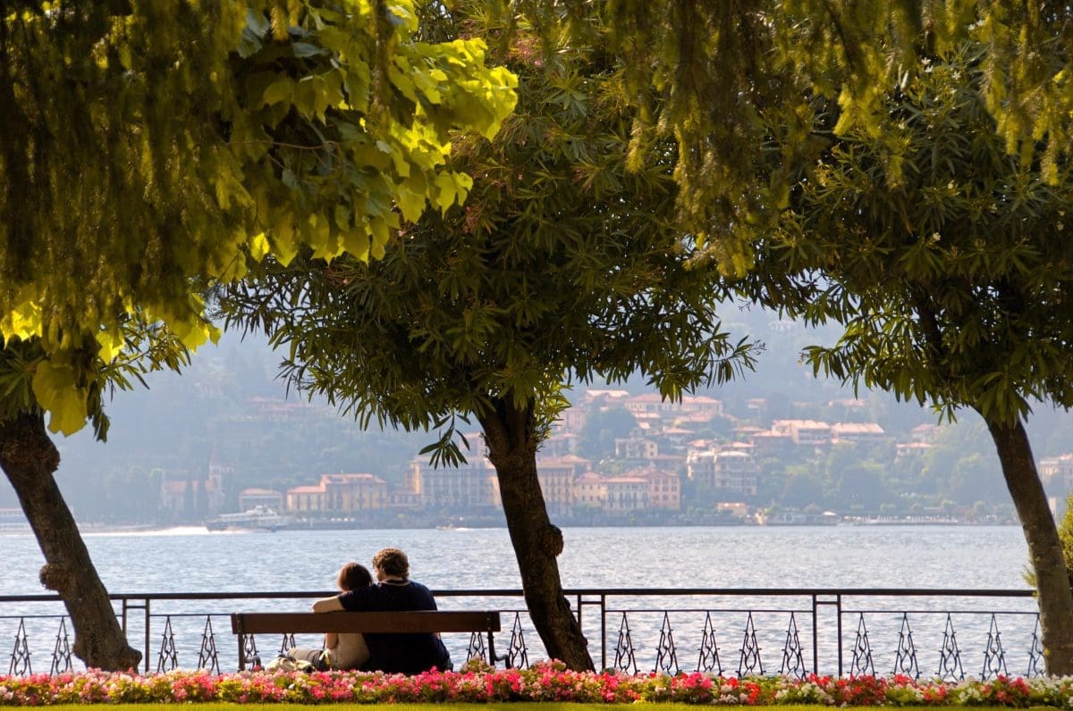 Couples at Lake como