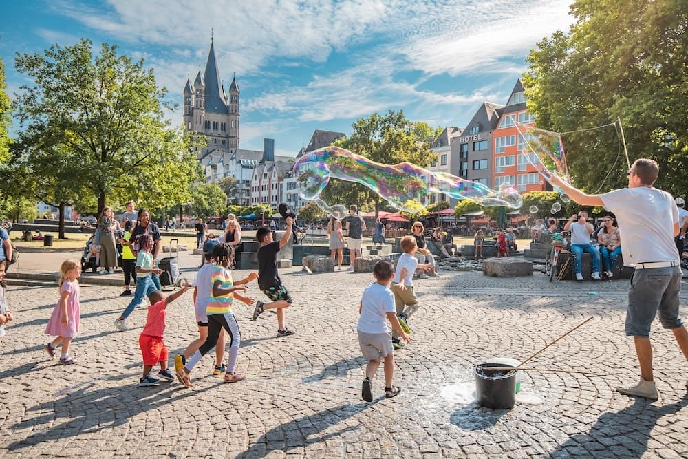 Kids playing with bubbles in Cologne
